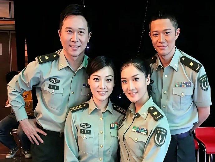 刚被招进二炮文工团的凤凰传奇这是2011年拍的，他俩在2009年进入文工团，成