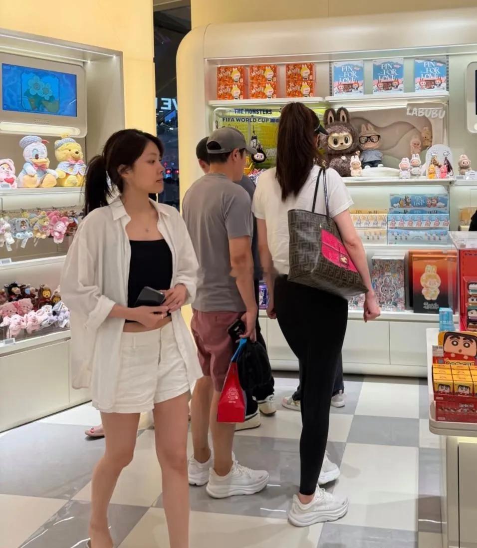 熊黛林和老公郭可颂现身珠海商场，俩人手牵手走在商店里，郭可颂陪着挑货，拿包，半步