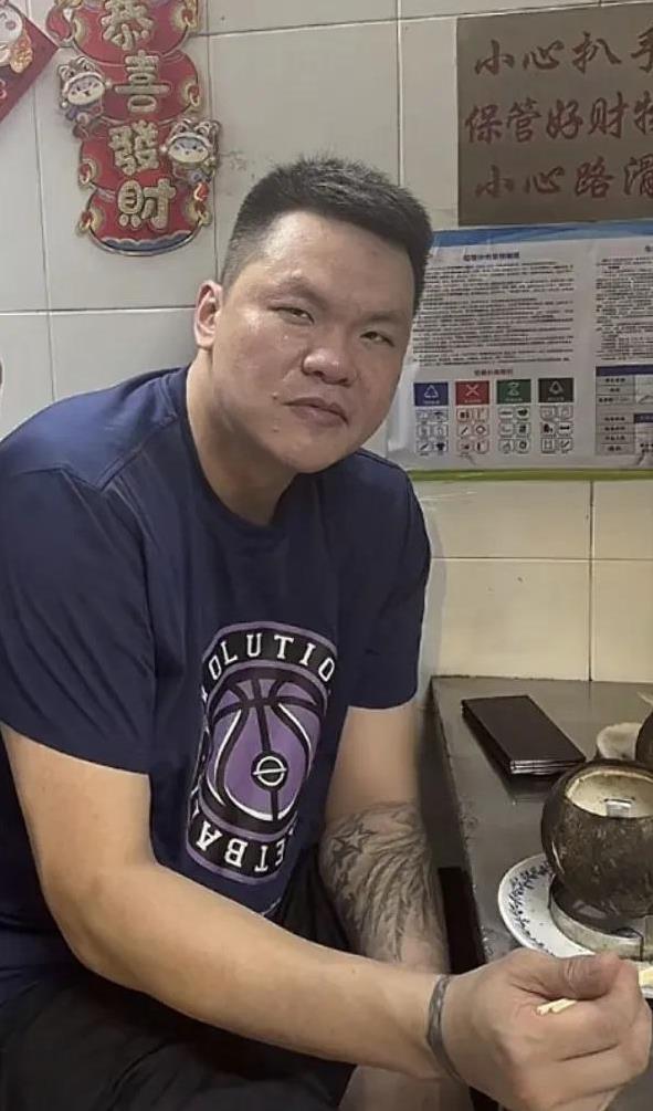 朱芳雨就在东莞的普通食肆就餐！近期，坊间大肆炒作广东队老总朱芳雨正穷尽全力，到