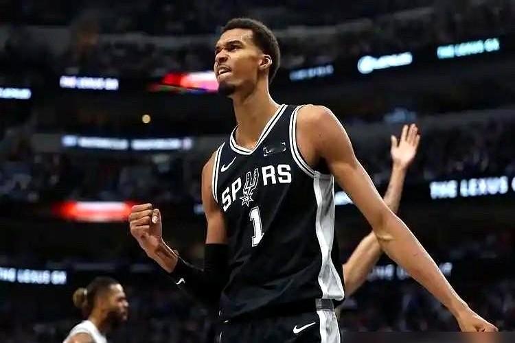 文班亚马放话了，他想在NBA单场拿100分。这小子真敢想。阿泰斯特去年就预测，等他打到第八个赛季，碰