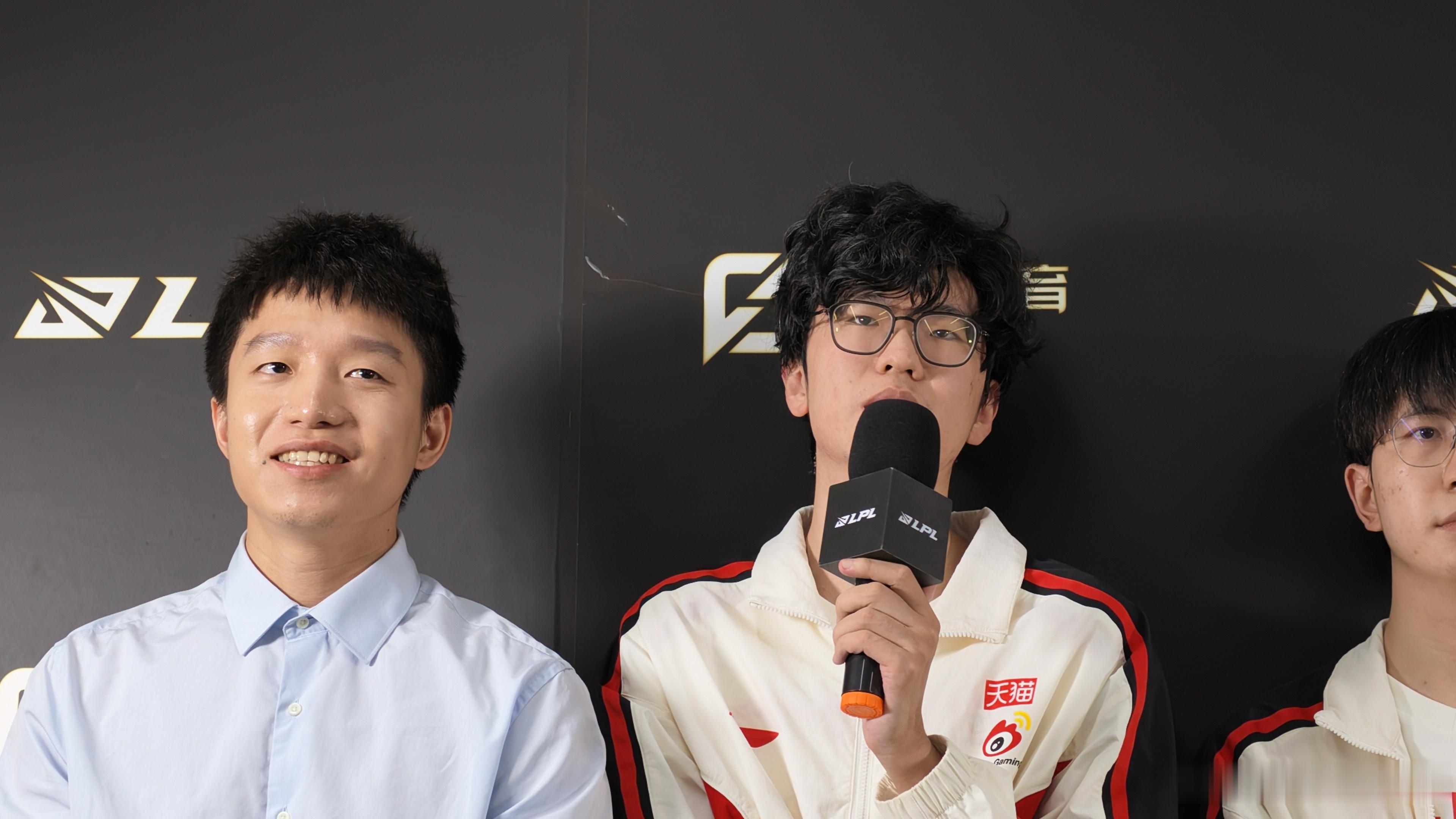 Clearlove赛后采访说想带哥几个进世界赛，昨天厂长过生日，被让一追二也挺悲