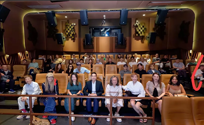 《酱园弄》彻底扑了，香港首映礼只来了寥寥数人，导演陈可辛尴尬至极。梁朝伟、刘青云