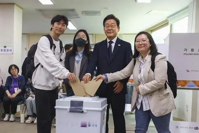 李在明当选，板上钉钉。新华社首尔6月3日电（记者黄昕欣陆睿）韩国第21届总统