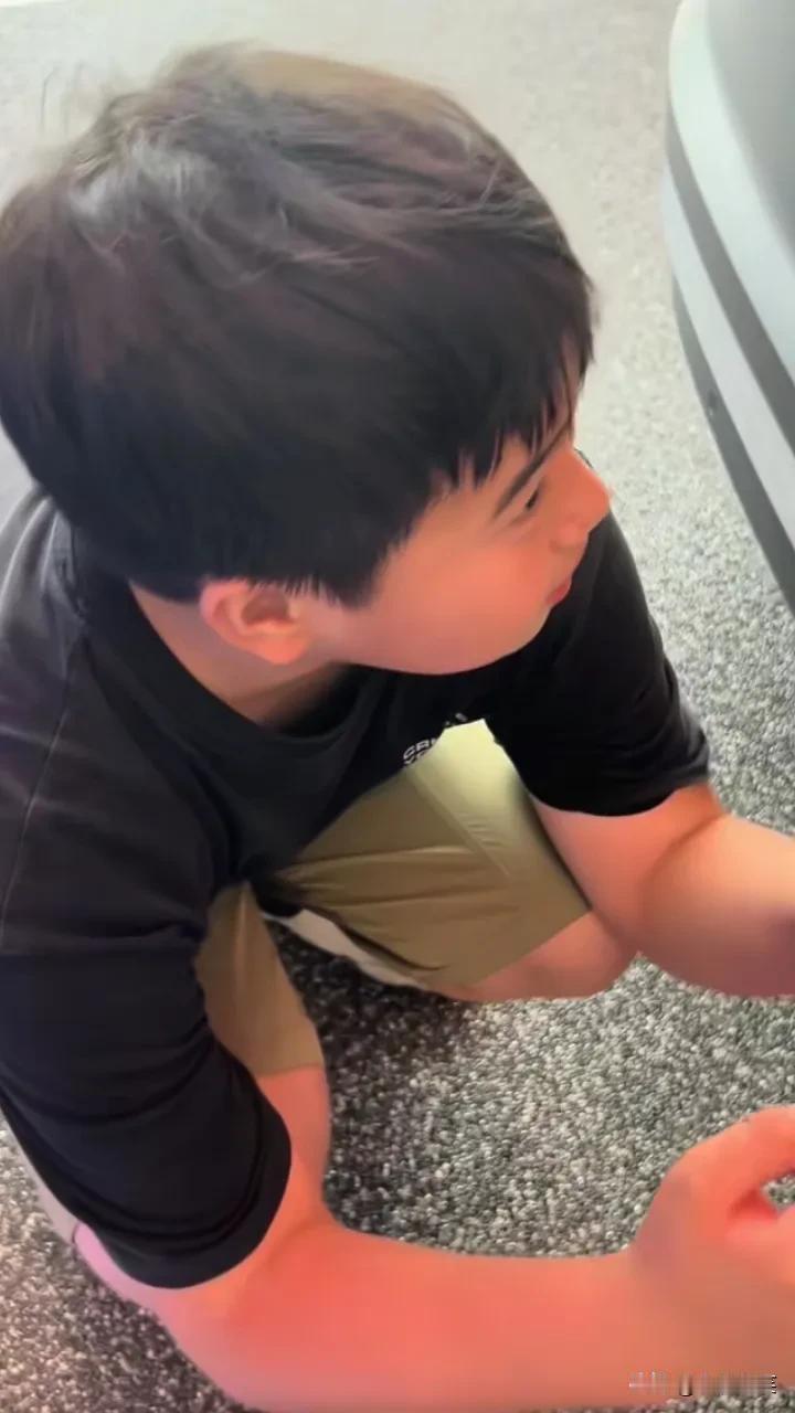 不明白大家为什么一定要给刘先生扣一顶“坏爸爸”的帽子，有几个爸爸不心疼自己的孩子