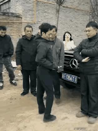 “死要面子活受罪！”一男子回村为了充面子，开了一辆奔驰大G停在村口，下车和同村乡