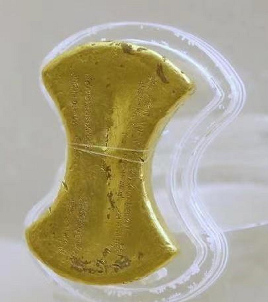 1972年，太原村民在地头取土时，意外挖到两块4斤重的大金锭，见四下无人，竟直接