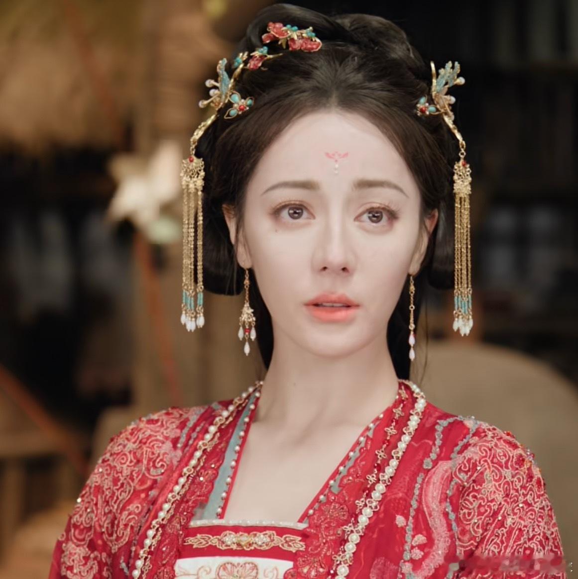 白日提灯的男女主打的光和磨皮滤镜差距也太大了。热巴和陈飞宇这个同框完全两种色差。