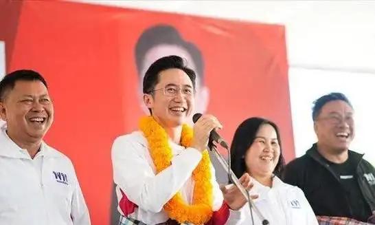 46岁的博士教授约查南，一夜之间成了泰国最尴尬的政治人物。他被推上为泰党总