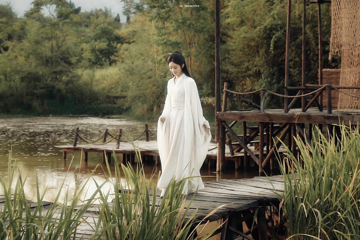 当年于正拍神雕侠侣时，应该找赵丽颖演小龙女，让她客串了几分钟穆念慈，无论从身形、