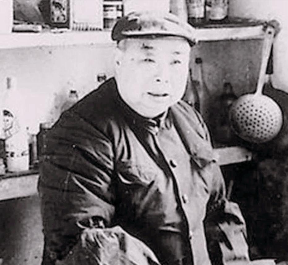 上世纪80年代的一天，济南市民吴呈清夫妇早起，去逛菜市场。在菜摊挑选时，营业员笑