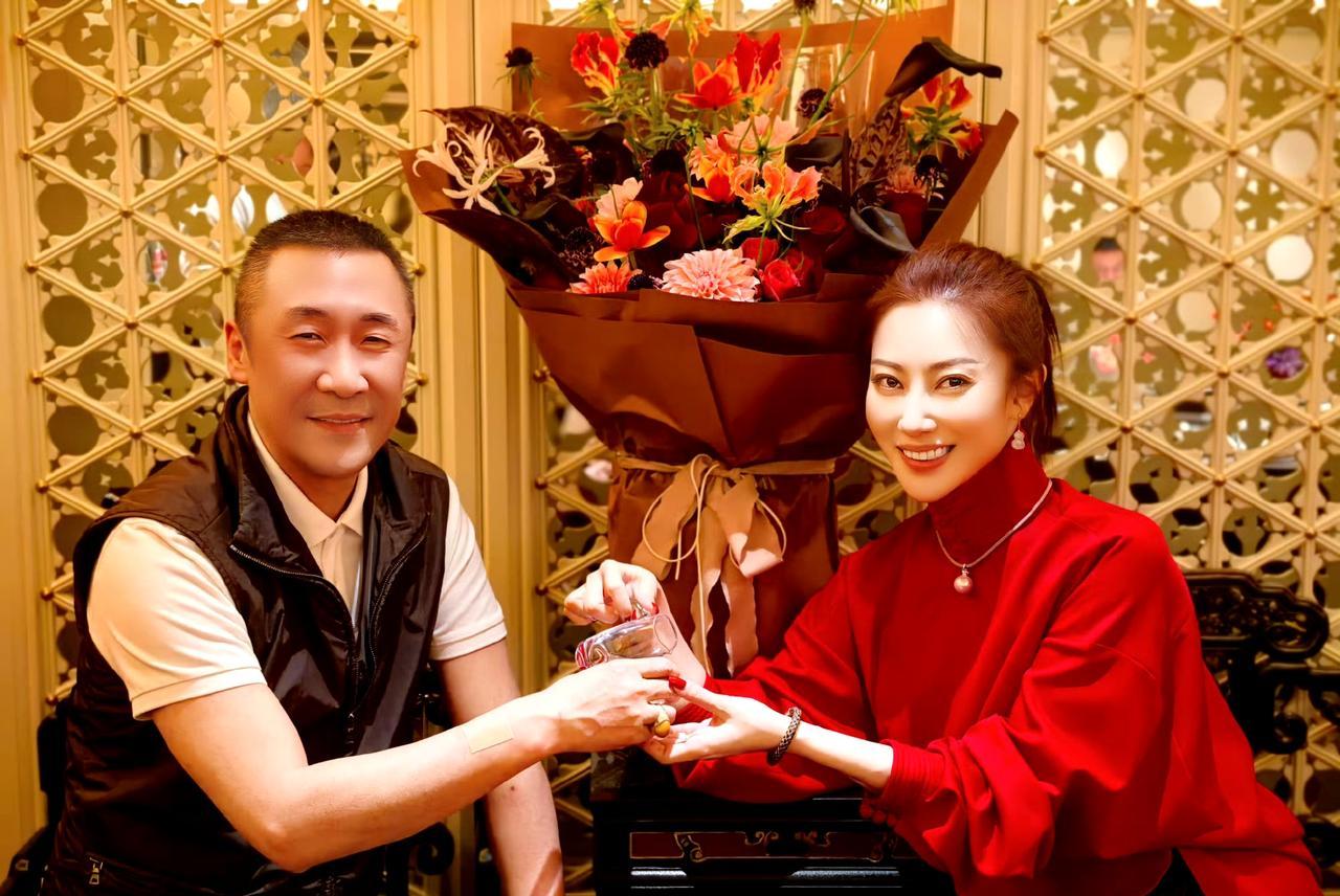 章子怡兄嫂的20年金婚全家福，太刺眼了。一边是岁月静好，另一边是刚离婚的国际章