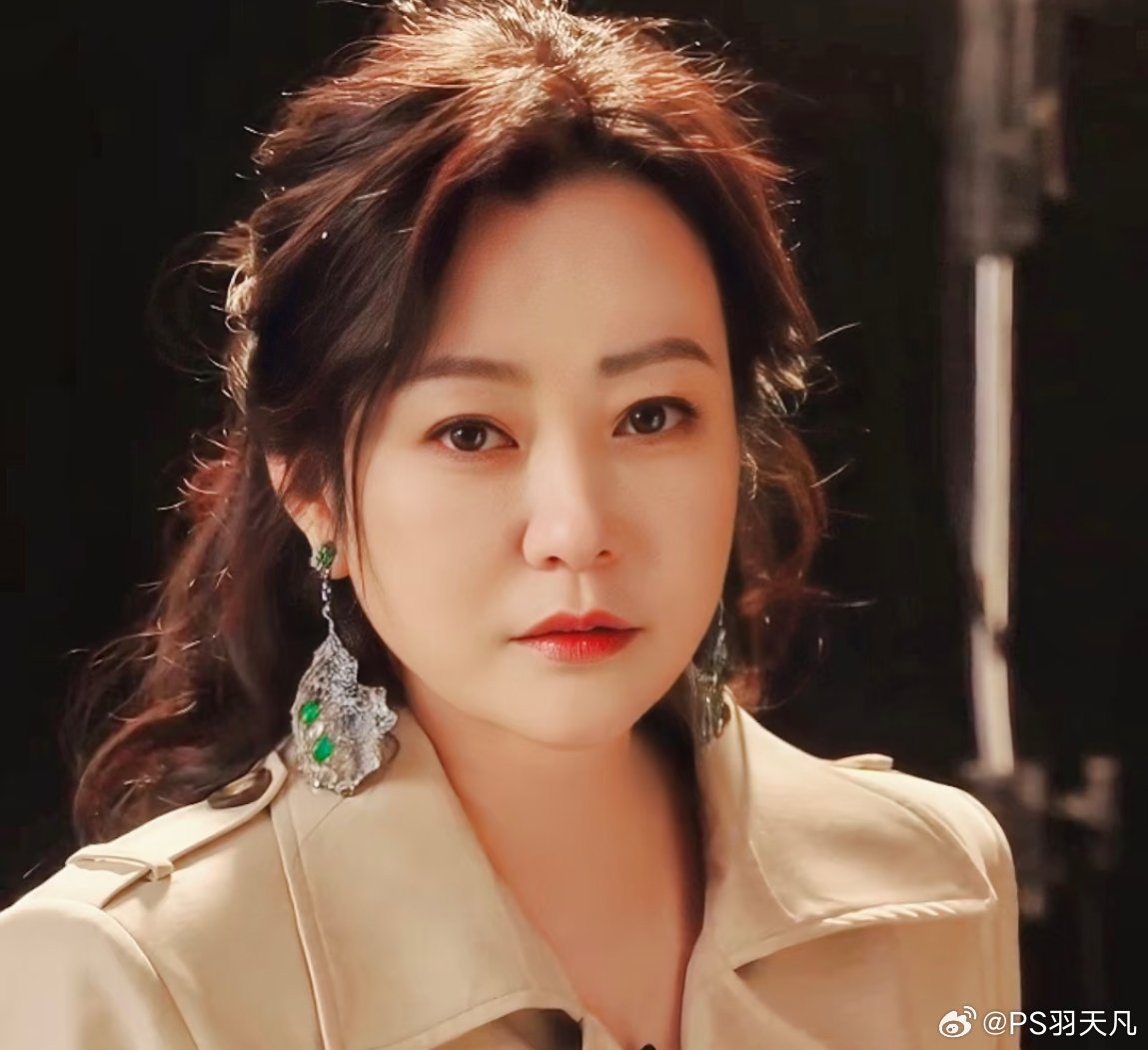 还记得辛芷蕾当初手捧奖杯时，那笑容简直比春日暖阳还要灿烂，整个人都散发着自信与喜