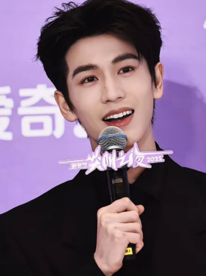 一眼看过去是挺像的，看久点就不是像很像了，张凌赫下颌线很明显的​​​