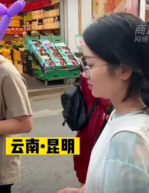 云南昆明00后女孩花了十几万上大学，如今摆摊卖饭团。妈妈也非常的支持女孩说：读