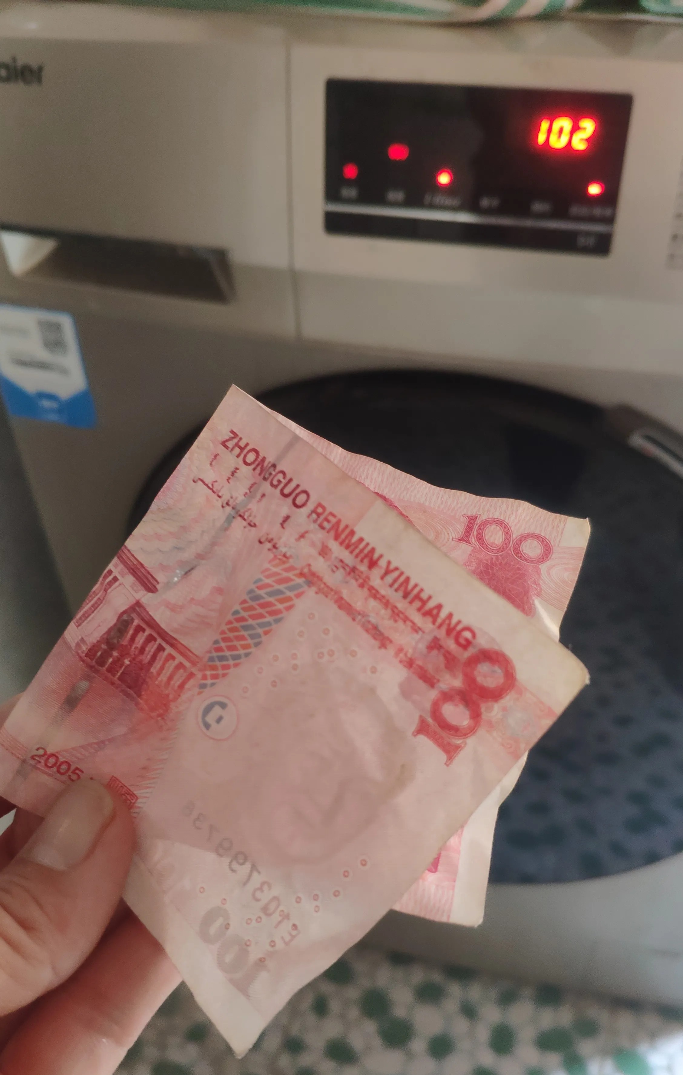 哈哈哈，今天是个好日子，在家干个家务活，白得了100块钱!吃完早饭，洗涮