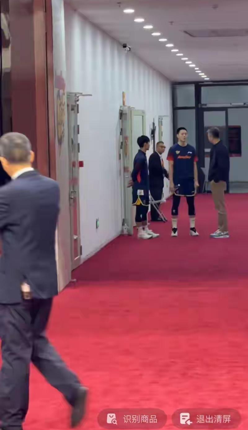 郭士强应该不打算下课，来宏远观看比赛，是重点考察徐杰吗？在宏远放进那么多网