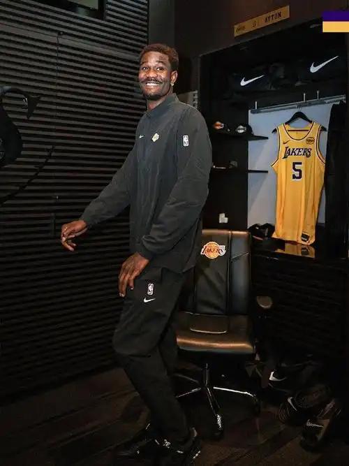 艾顿能力是真有，态度是真有限湖人战胜鹈鹕，艾顿上场32分钟，得到18分11篮