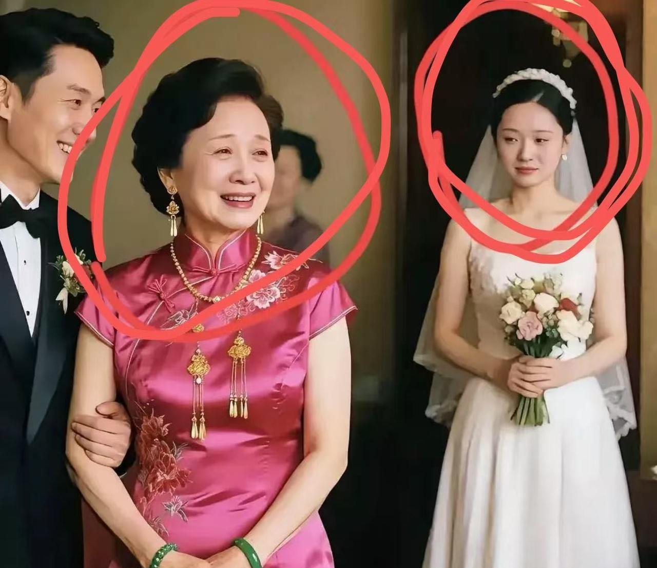 婆婆直接化身“抢镜女王”，穿玫红刺绣大礼服，戴着晃眼的足金流苏耳环和翡翠镯子
