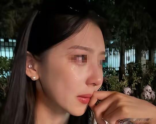 每月给妈2000被老公离婚，刚拿离婚证，亲妈就要15万给弟买房女子每月给母