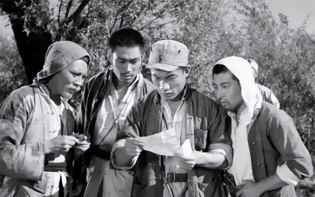 1942年，潜伏在八路军中的女特务，突然对着游击队大队长甄凤山妩媚一笑，这一轻佻