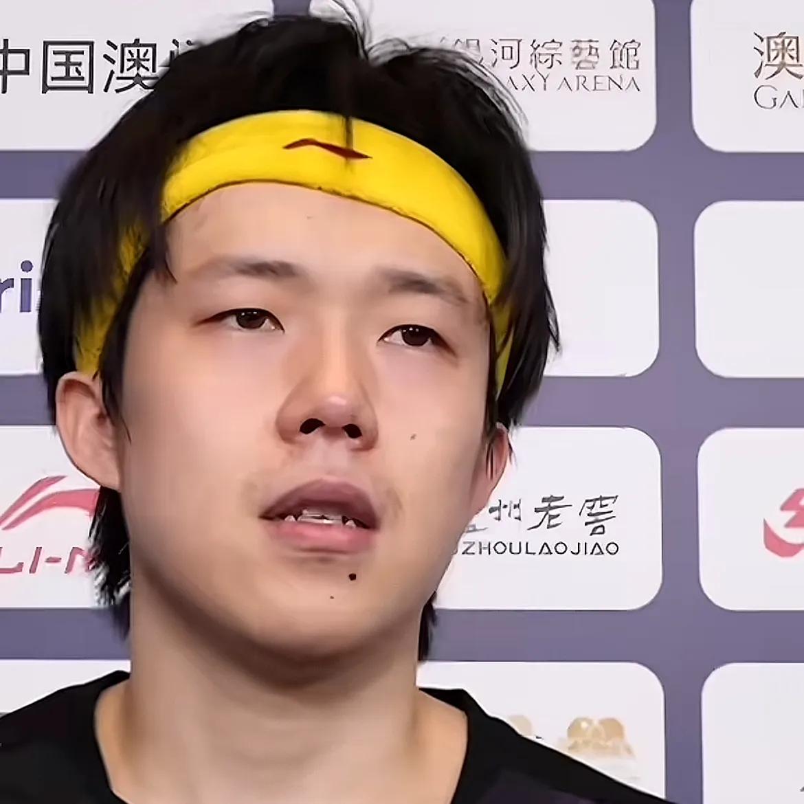 王楚钦啊王楚钦我该怎么说你好呢？！虽然4:3赢了达科，可那个撕肌贴的瞬间真的