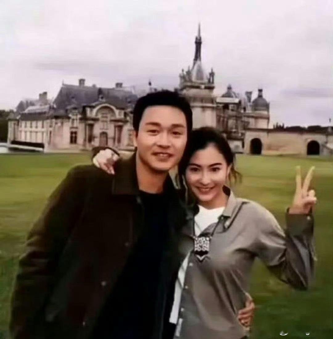 没有美颜滤镜的年代✨张国荣&张柏芝翻到张国荣和张柏芝早年合照没有修图，没有滤镜，颜值全靠原生状态💫