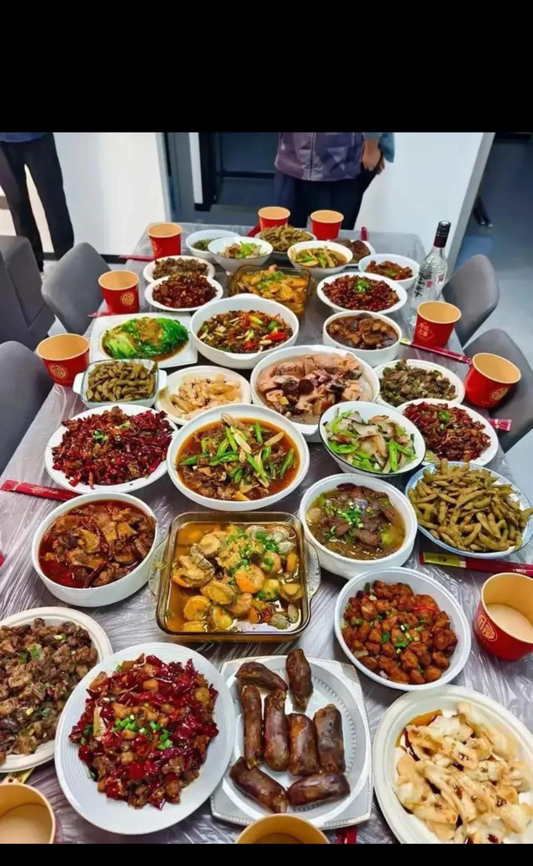 今天去朋友家吃饭，这一桌子菜没3000块钱下不来吧？