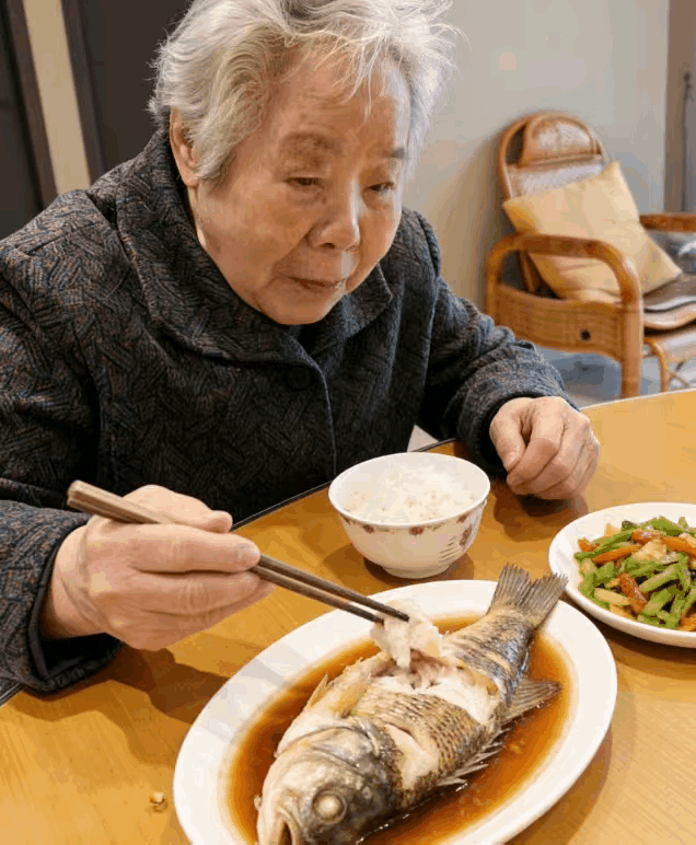 资深临终关怀医生坦言，很多子女觉得老去的父母变“自私”，实则是心理与行为的“返童