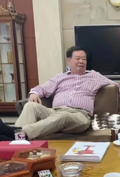 一次，张国立拍戏之余，来到曹德旺家做客，6000多平的豪宅，16个佣人，最让张国