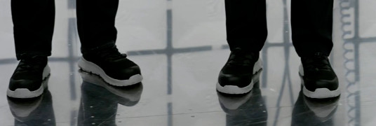 小米实验室的“劳保鞋”，鞋底防静电，鞋尖内置了铁板，防止有东西掉下里砸到脚趾。（