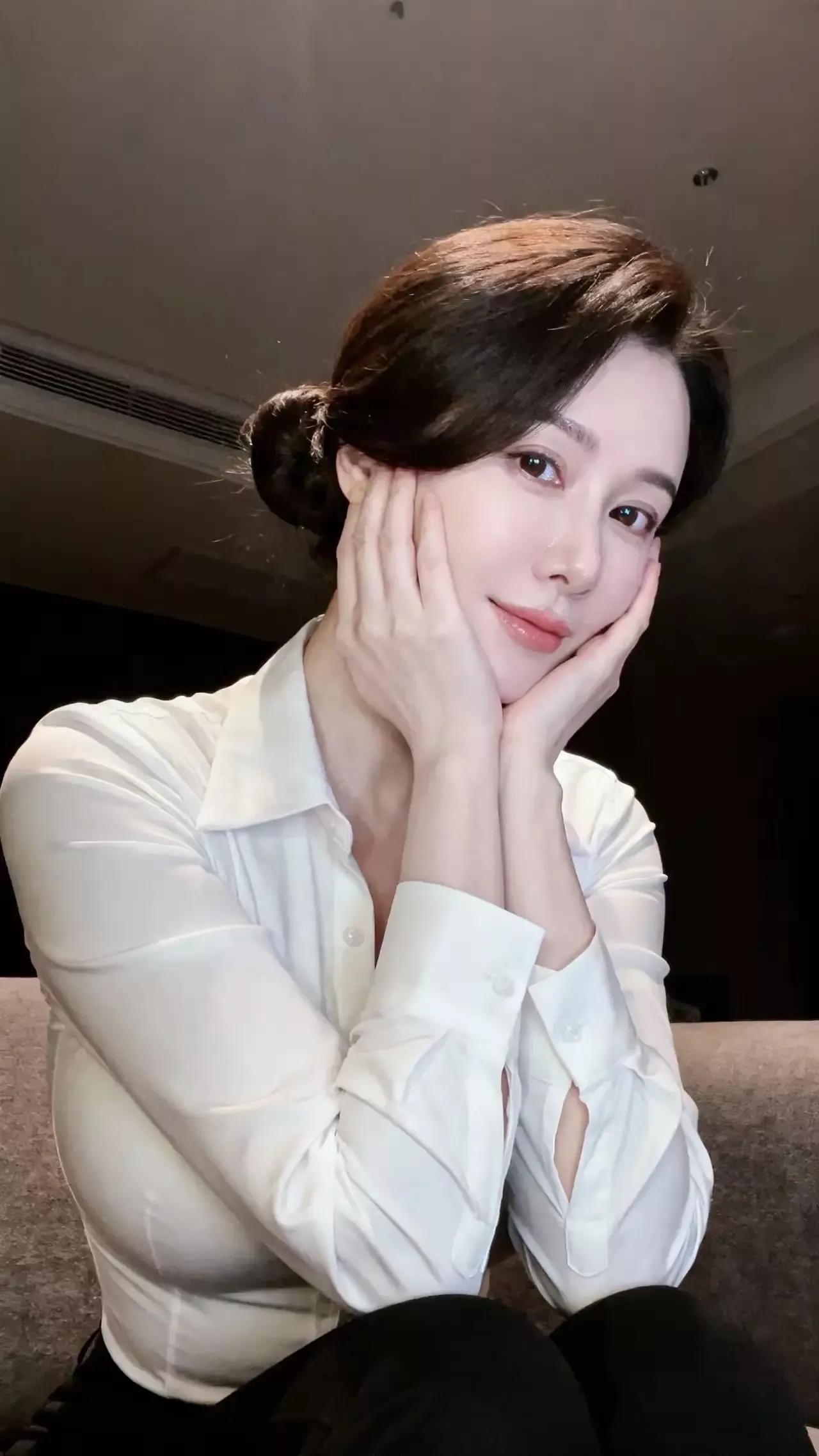 静坐思悠远白衣映月华