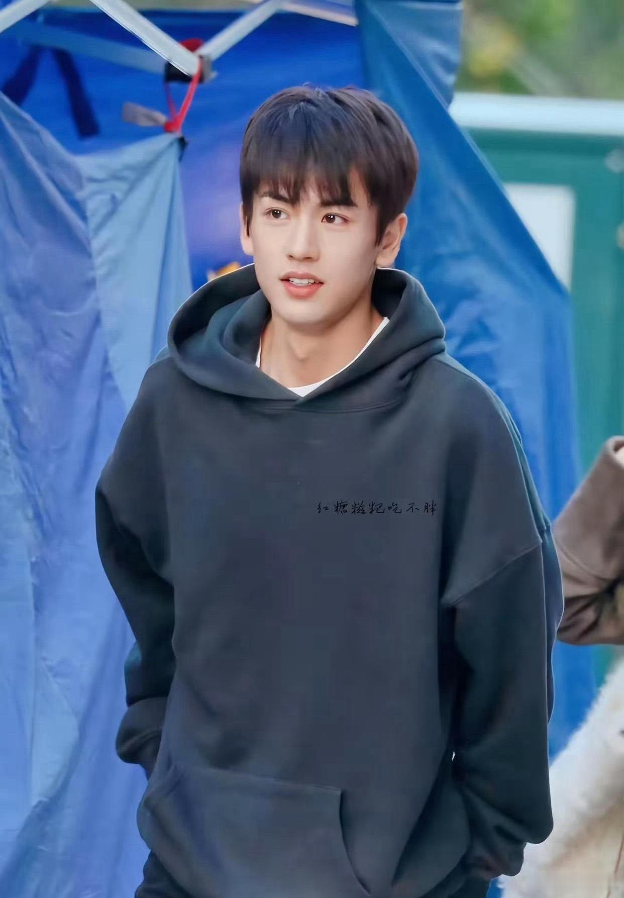 早期张凌赫唇红齿白，很有少年感