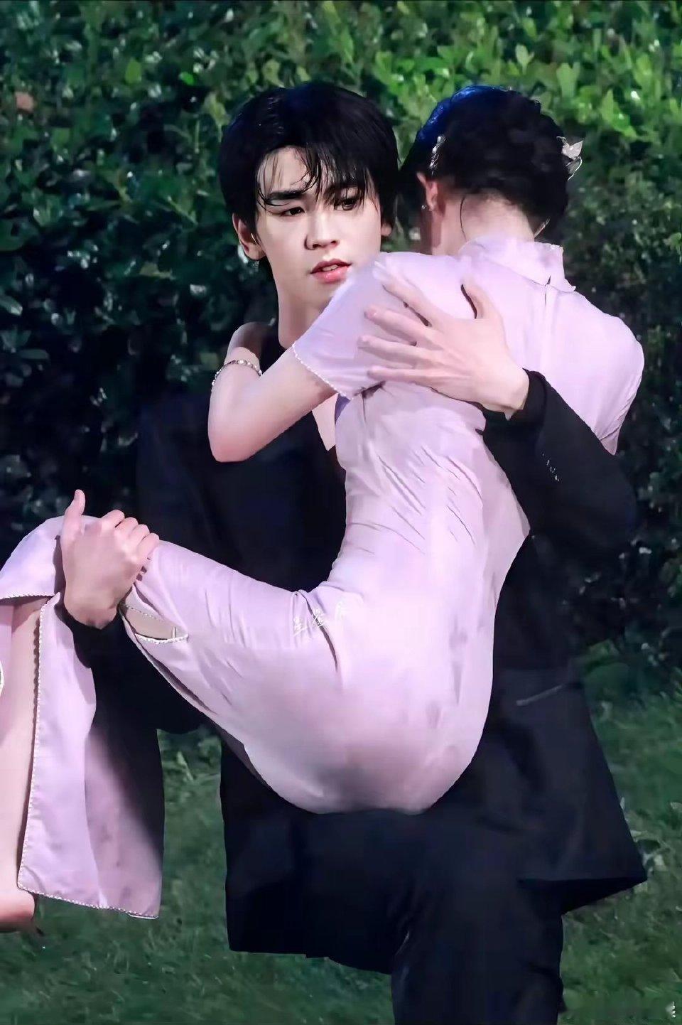 王楚然小船美发屋做的斜刘海完美身材，太有感觉了，羡慕这个小伙子。