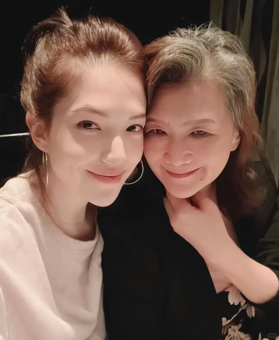许玮甯和妈妈，妈妈比她还白。