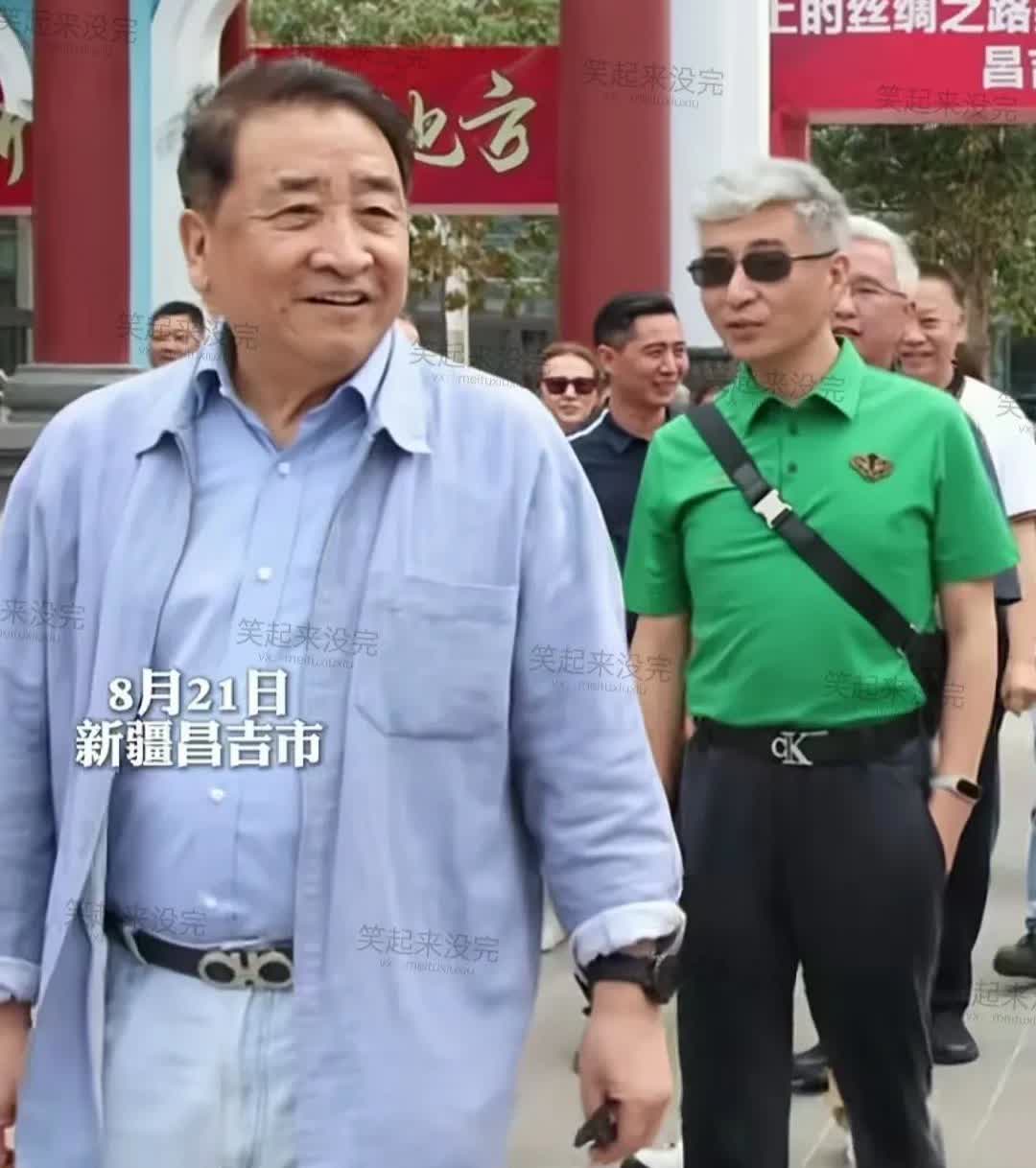 看相声演员周炜是有大明星的范儿，手插兜，带个大墨镜，整个装扮很时尚很新潮，看着很