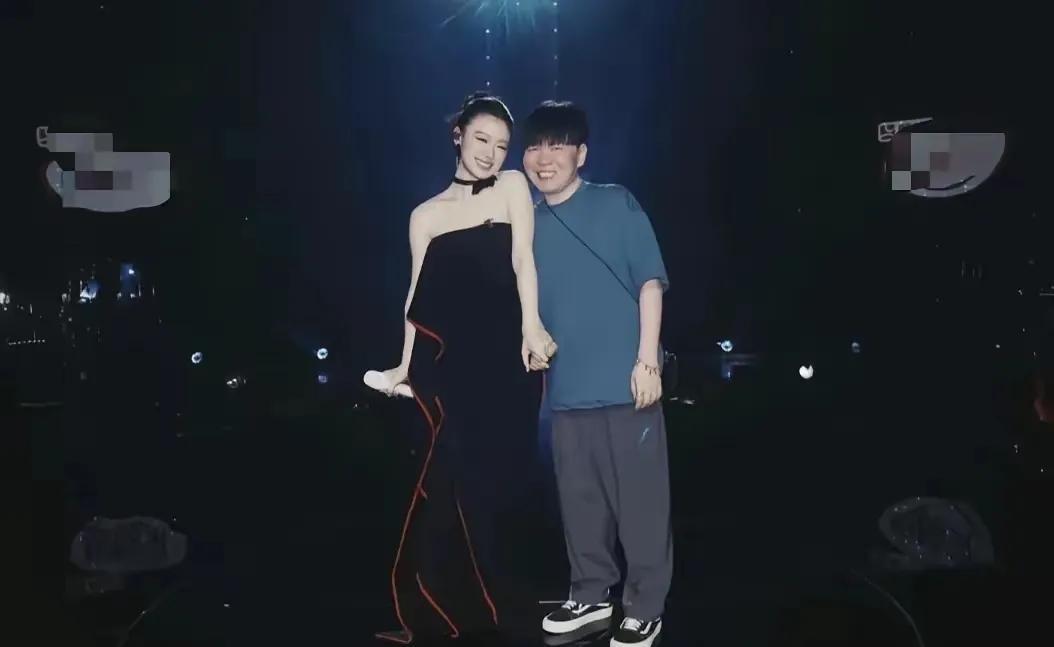 常石磊与单依纯，一男一女，居然以“母女”互称，我可真是对这对“母女”佩服得五体投