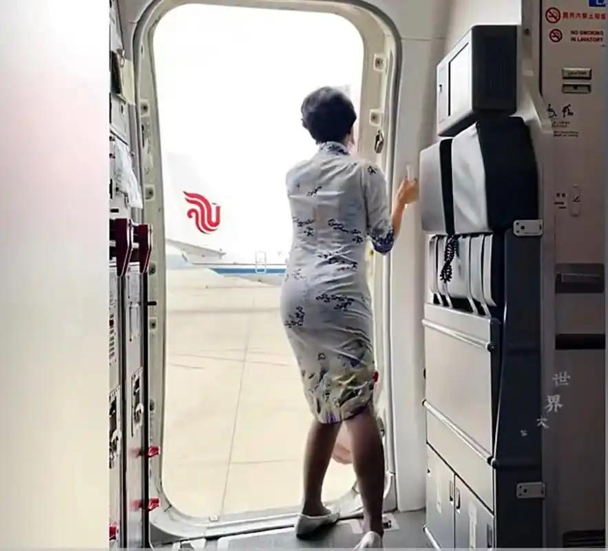 为什么几亿的飞机舱门，非得人硬关？几亿的钢铁巨鸟，空姐关舱门时却要憋脸红脖子