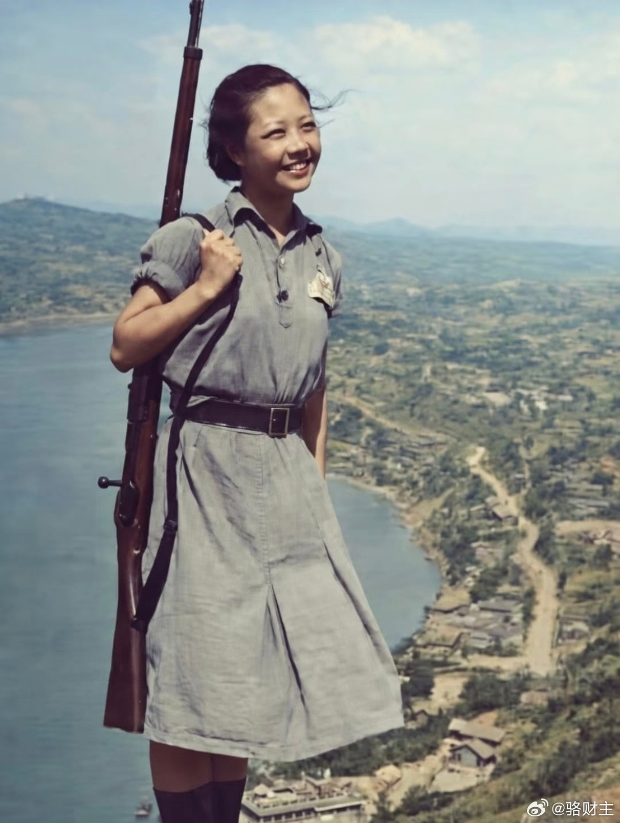 抗战防空瞭望员陈美瑶这张由《Life》杂志摄影师CarlMydans于1941