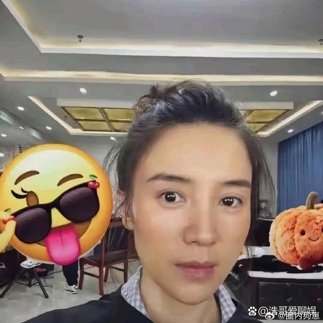 宋佳素颜出镜状态大方自然，居所空间宽敞开阔，居家环境尽显大气格调