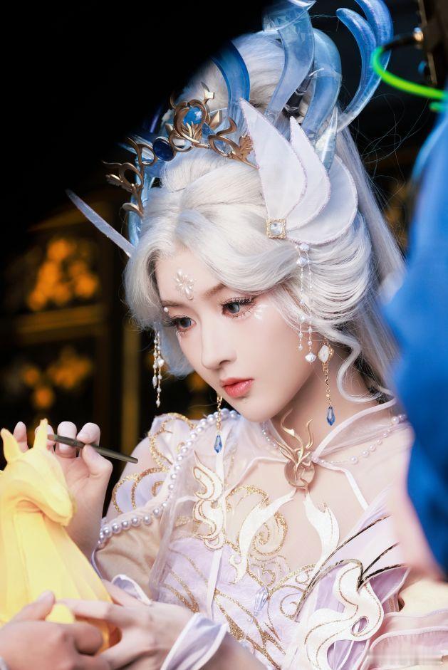 王玉雯神女cos又仙又A说的就是王玉雯吧！cos灵驹仙姬，飘逸裙摆藏着战场锋芒