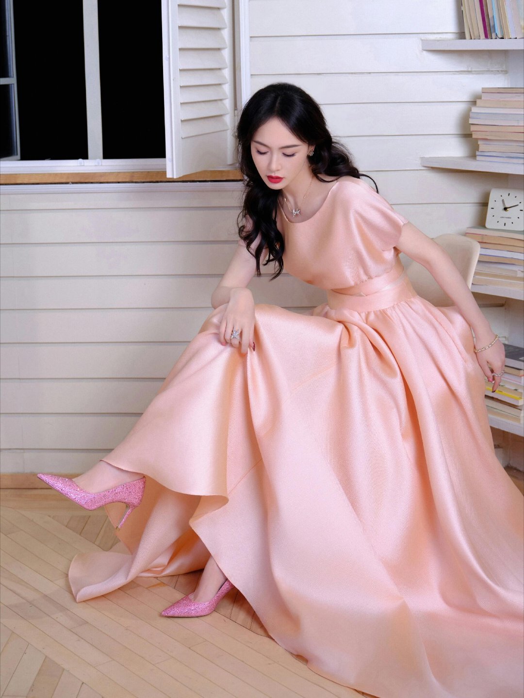 唐嫣淡雅粉风格大赏2025年色彩记忆央视中秋晚会，唐嫣以一袭淡雅粉调造型，将东方