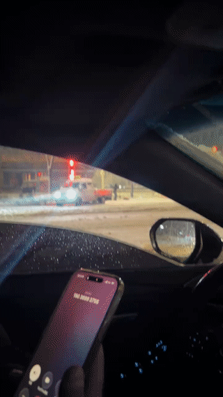 成年人哪有容易一说？小姐姐深夜在冰天雪地的马路边上直播跳舞💃虽然天气非常寒