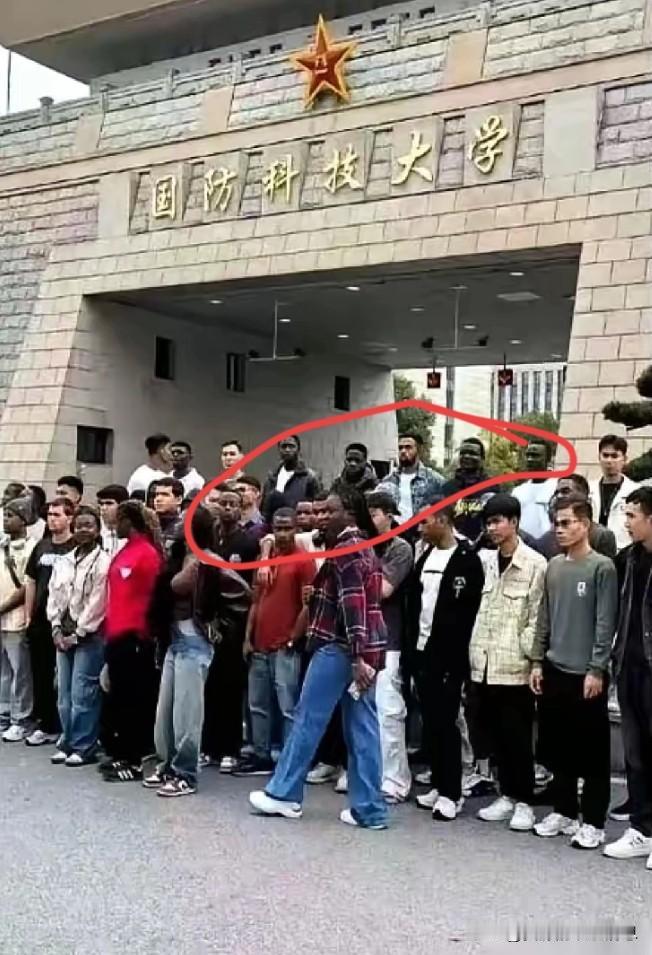 近几日，有网友担心国防大学被黑人占领。这是一种片面和肤浅的看法。国防大