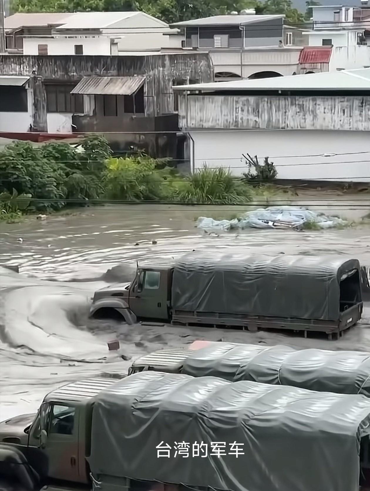照片为“桦加沙”台风入侵台湾的情景，河流河水暴涨，洪水淹没了台湾军队的一处后勤保