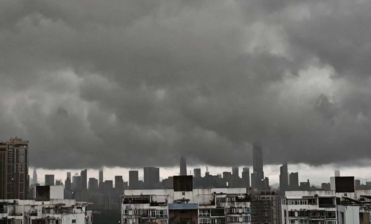 这是深圳大暴雨来临之前的景象，乌云和摩天高楼之间，形成一线天的天象景观。这两天天