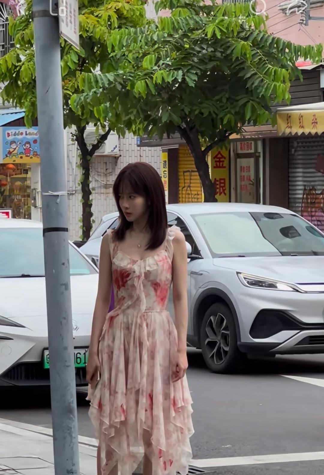 不知道这裙子是孟姐自己选的还是剧组提供的？反正看着很廉价，看着像拼夕夕9.9包