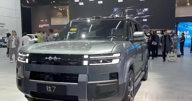 方程豹现在的销量担当是钛7，一开始很多人不理解这款车的市场定位。钛7走的是方盒子