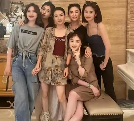 《甄嬛传》剧组惊艳重聚！令人瞩目的是，颖儿仿若从剧中走来，容颜依旧，竟成现场最美