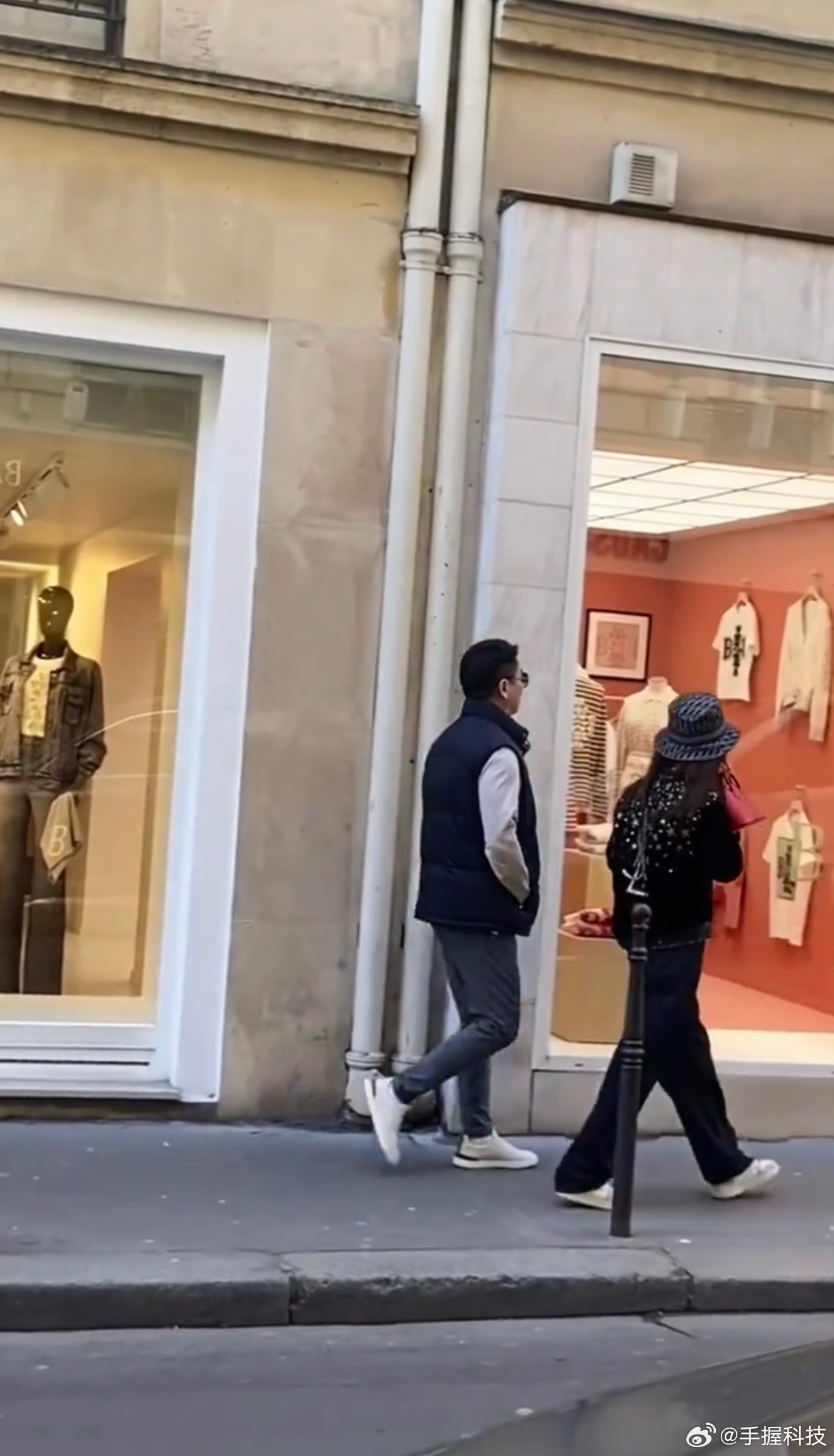 刘强东章泽天现身巴黎街头应该是去法国谈业务，东哥这一身打扮瞬间变成时尚潮男，章泽