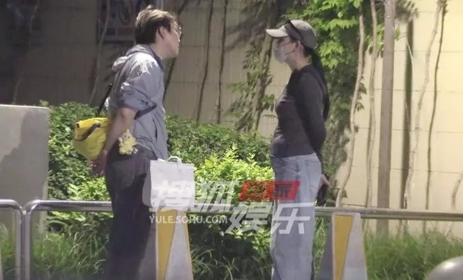 热依扎疑似怀孕这明显就是平常放松形态下的普通小肚子而已跟怀孕的肚子一点也不
